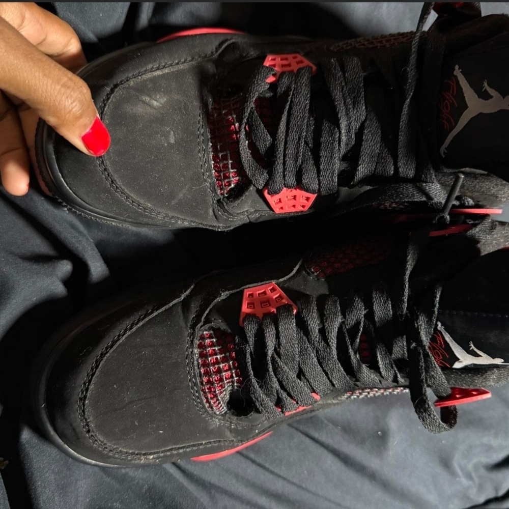 Jordan 4 Retro
Red Thunder